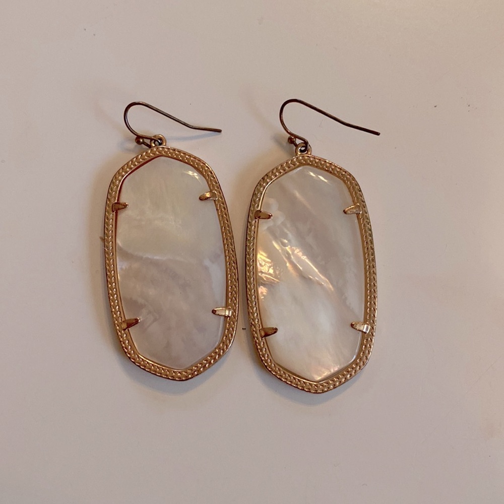 KENDRA SCOTT Mother of Pearl Danielle earring